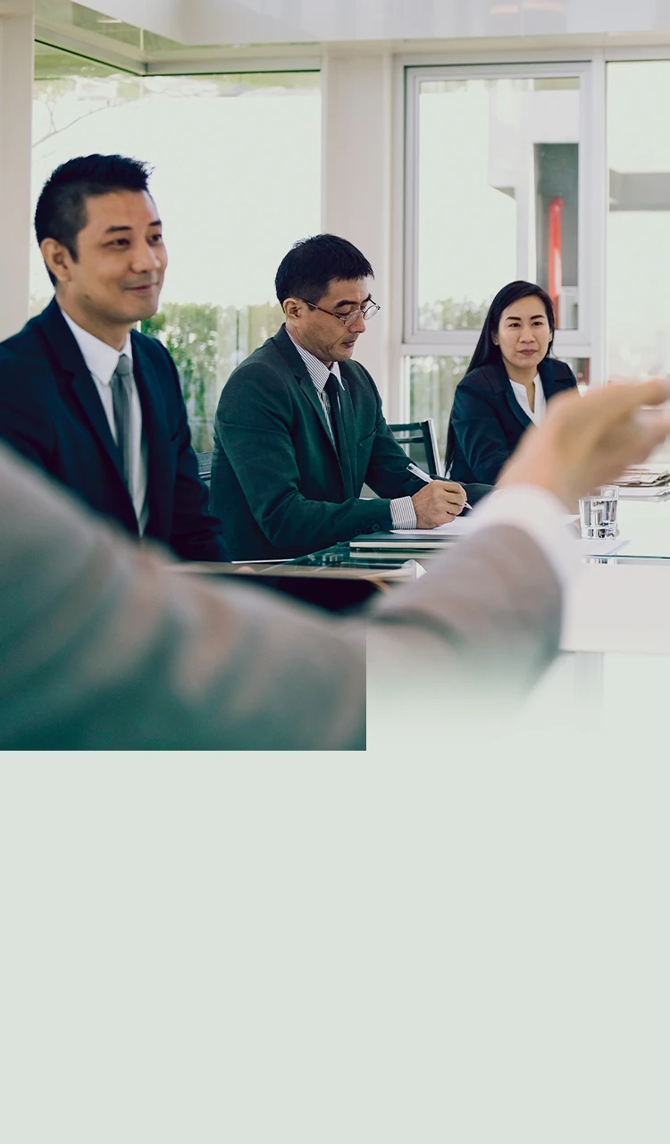 会議で話しているビジネスパーソン